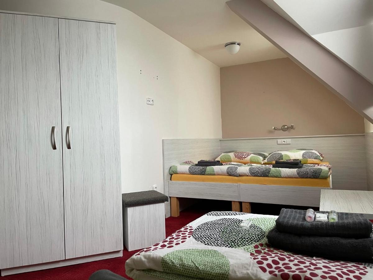 Orlovna Sitborice Hotel Buitenkant foto