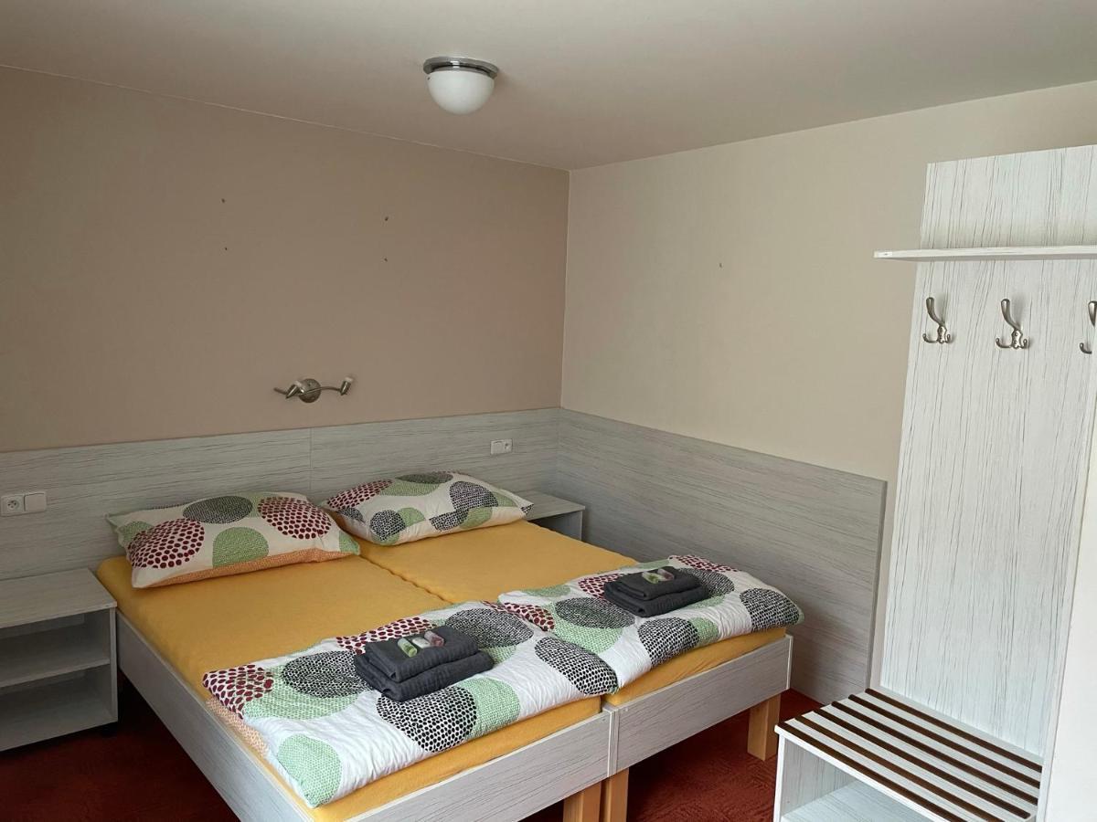 Orlovna Sitborice Hotel Buitenkant foto