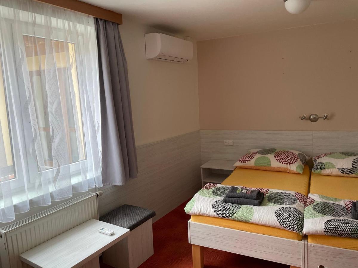Orlovna Sitborice Hotel Buitenkant foto