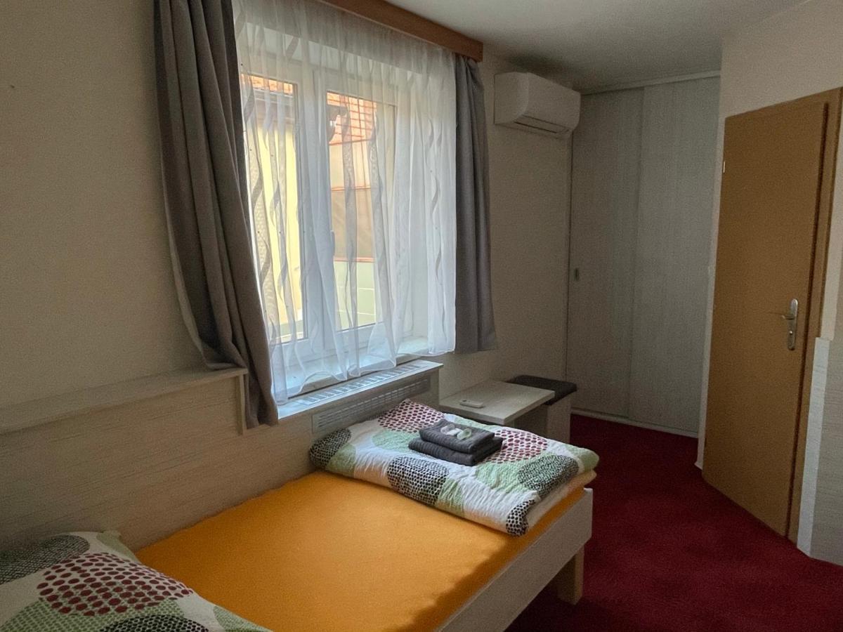 Orlovna Sitborice Hotel Buitenkant foto